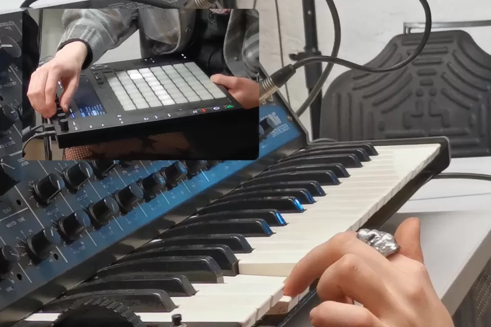 Hände spielen auf Keyboard