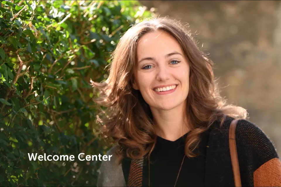 Porträt Studentin; Titel "Welcome Center"
